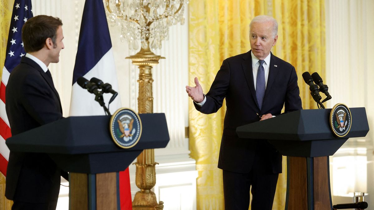Biden s Macronem: Rusko se bude zodpovídat z válečných zločinů